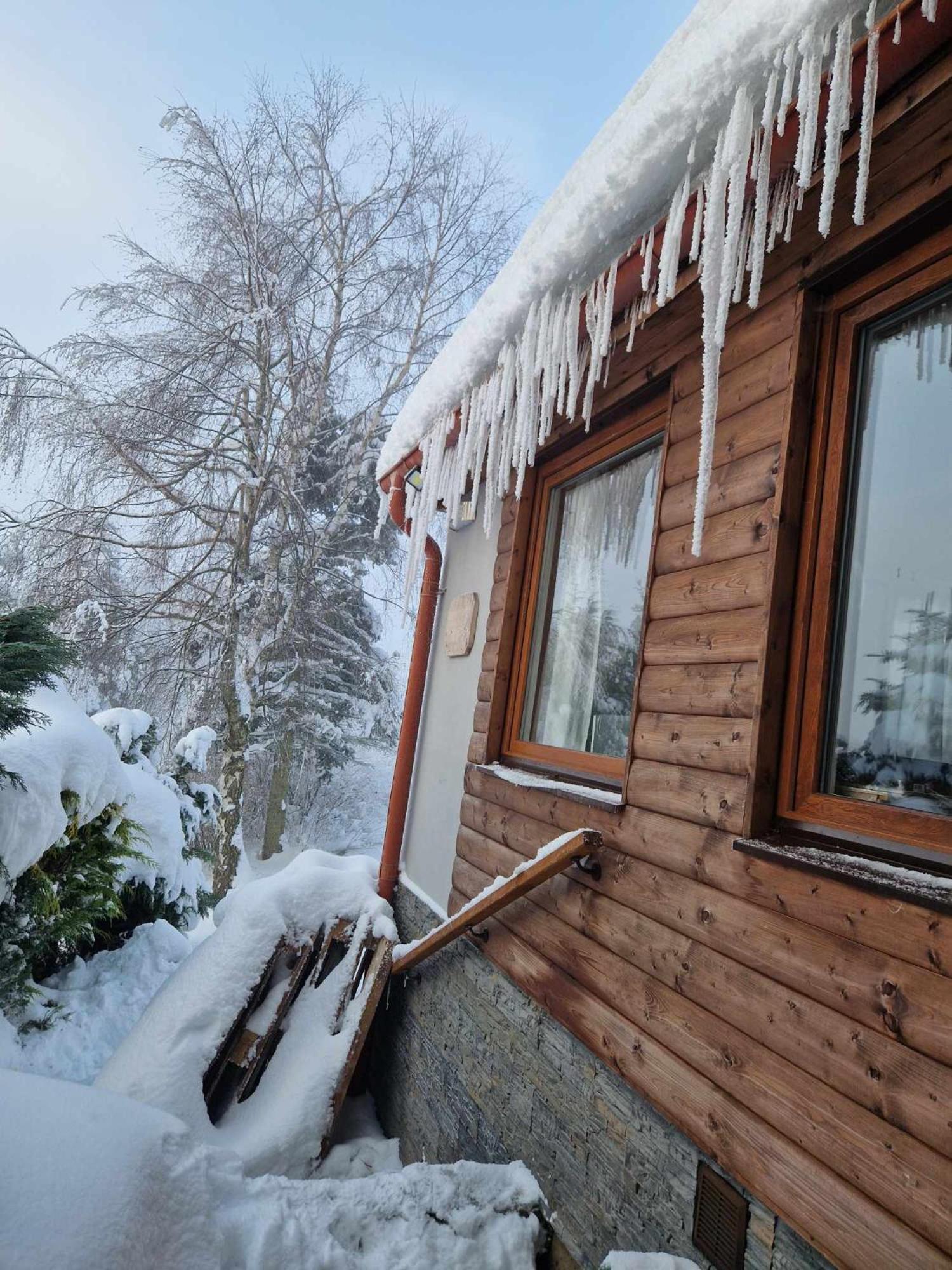 Chata Jeleni Drevenice S Vlastni Virivkou Horni Halze Exteriör bild